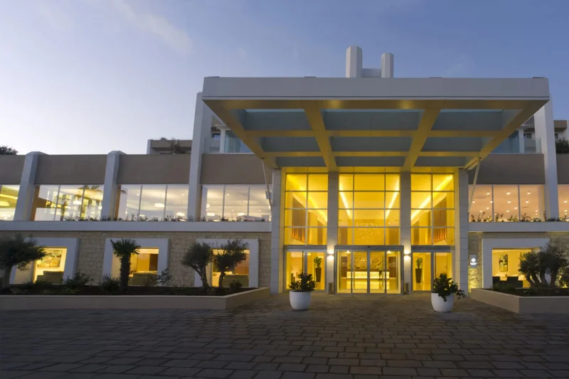 apprensdre l'anglais à Malte : l'entrée de l'hôtel Salini Resort 4* où les ados logement en chambre partagée et y suivent les cours