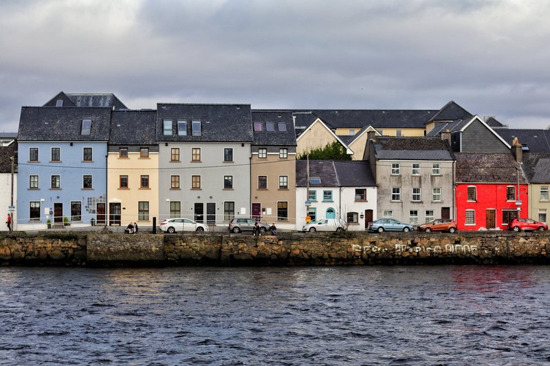 Séjour linguistique Galway : rue typique au bord de l'eau