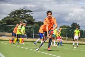 En plein apprentissage de hockey !