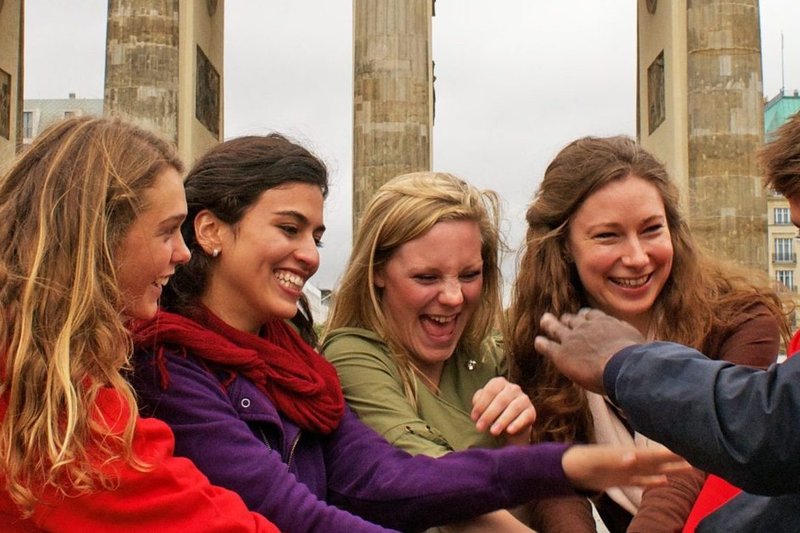 cours allemand berlin : étudiants devant la porte de Brandebourg