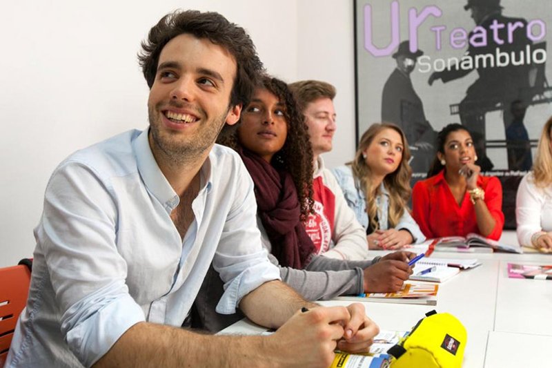 séjour linguistique Séville : des étudiants en plein cours