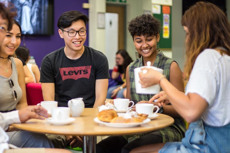 Pause café entre étudiants