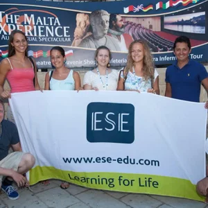 Apprendre l'anglais à Malte : étudiants heureux arborant une banderole de l'école ESE Malta
