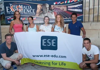 Apprendre l'anglais à Malte : étudiants heureux arborant une banderole de l'école ESE Malta