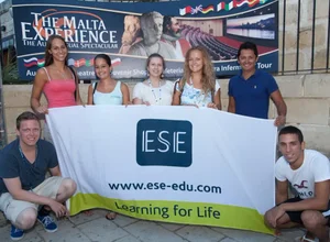 Apprendre l'anglais à Malte : étudiants heureux arborant une banderole de l'école ESE Malta