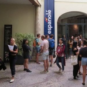 Séjour linguistique à Valence en Espagne : étudiants dans le patio