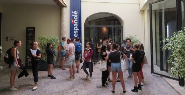 Séjour linguistique à Valence en Espagne : étudiants dans le patio