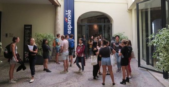 Séjour linguistique à Valence en Espagne : étudiants dans le patio