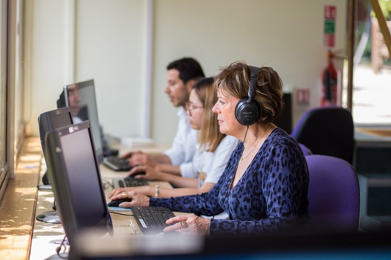Cours d'anglais à Wimbledon School of English : travail sur ordinateur